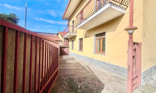 Casa singola In Vendita a Barzanò